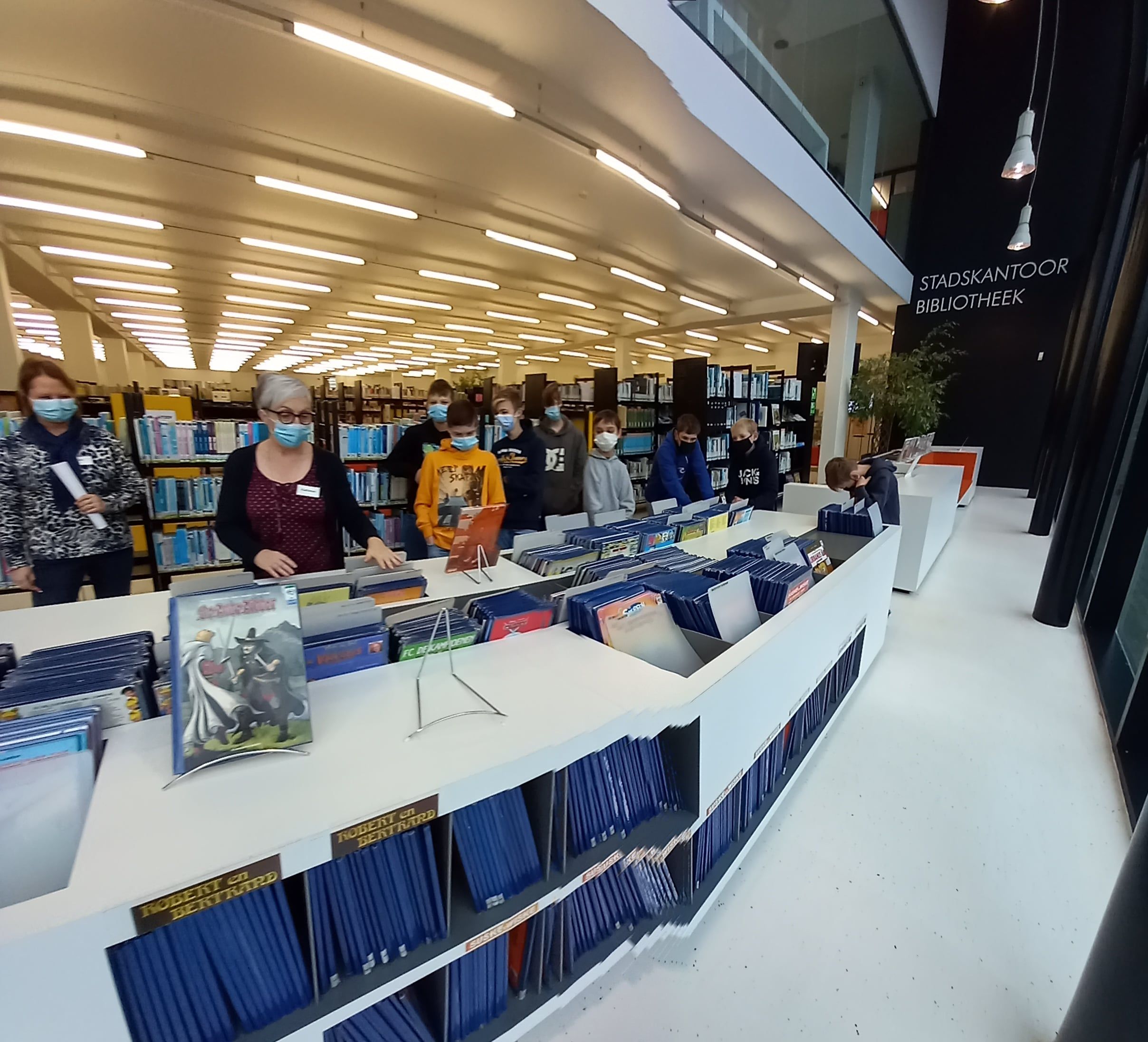De leerlingen van het eerste jaar gingen op bezoek naar de stadsbibliotheek