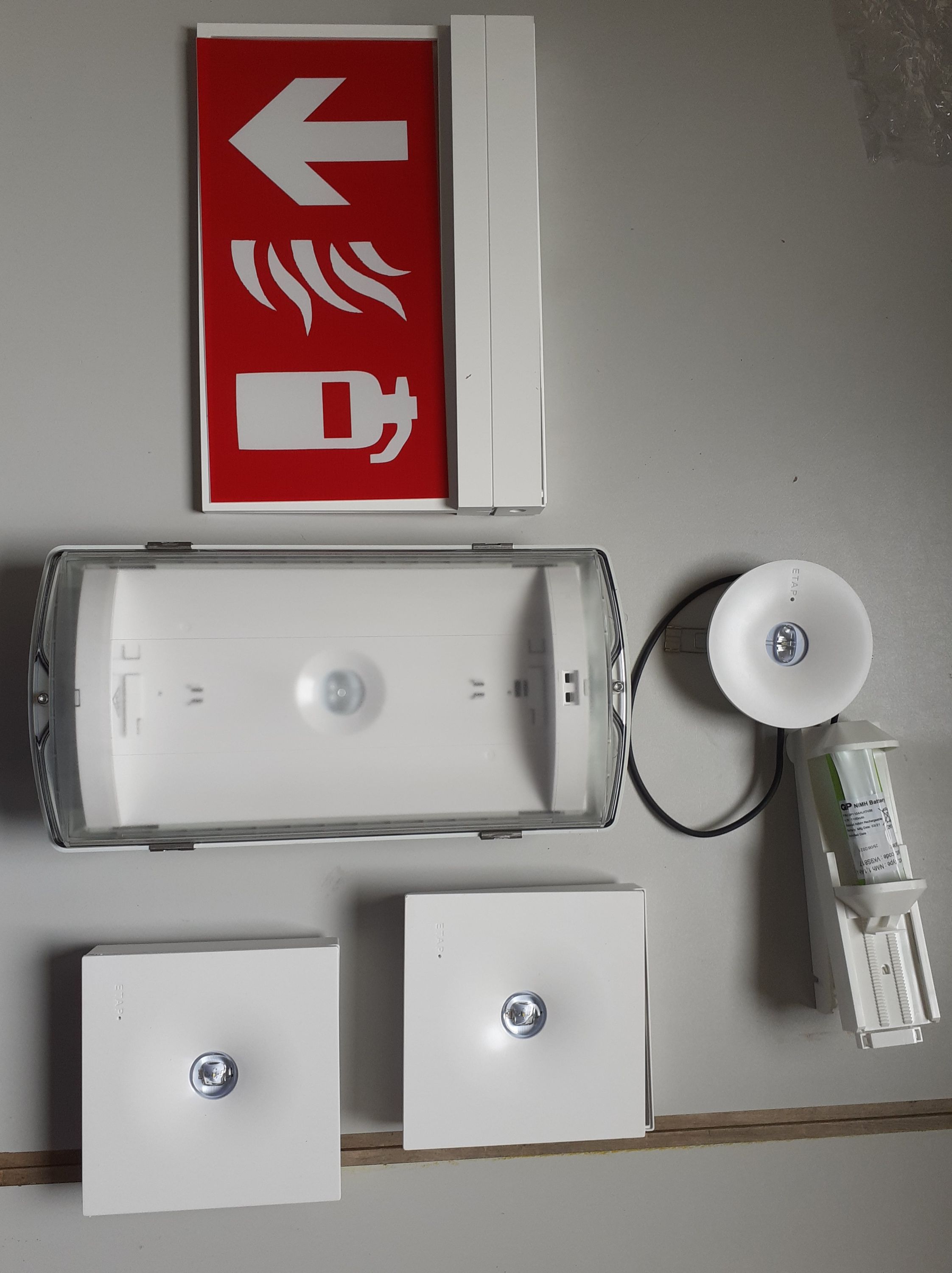 Vijf armaturen voor noodverlichting geschonken door ETAPLighting.